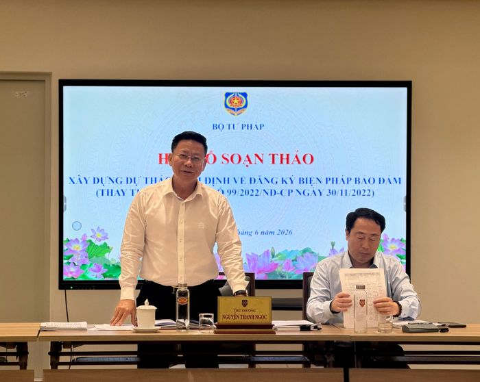 Thứ trưởng Bộ Tư pháp Nguyễn Thanh Ngọc, Tổ trưởng Tổ soạn thảo phát biểu tại cuộc họp. Ảnh: Cao Linh