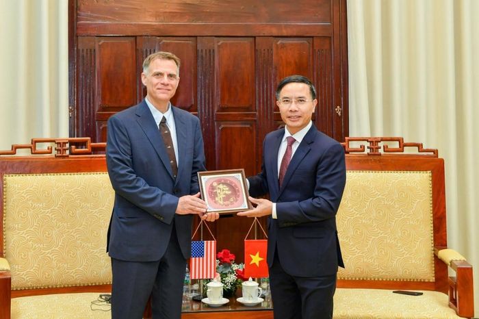 Thống đốc Phạm Đức Ấn trao quà lưu niệm cho ông Robert Kaproth