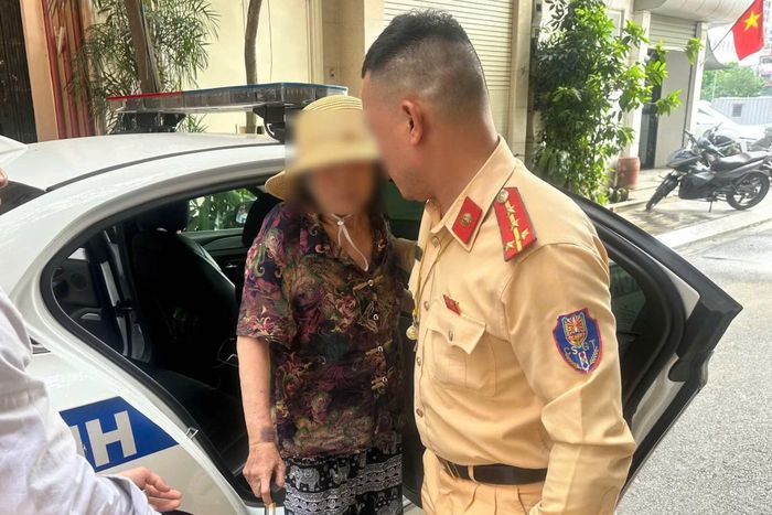 Tổ công tác hỗ trợ đưa cụ bà đi lạc về với gia đình an toàn.