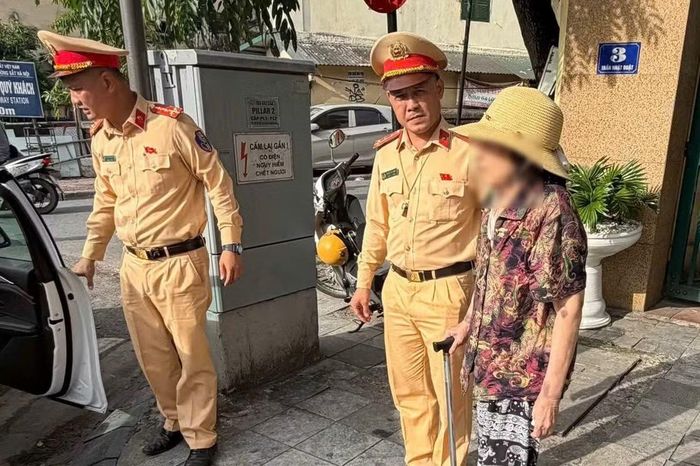 Đội CSGT số 1 đã cử tổ công tác sử dụng xe chuyên dụng đưa cụ bà trở về tận nhà an toàn.