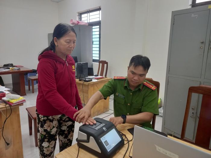 Công an xã Diên Điền làm thủ tục định danh điện tử cho người dân địa phương. Ảnh: Hữu Toàn.