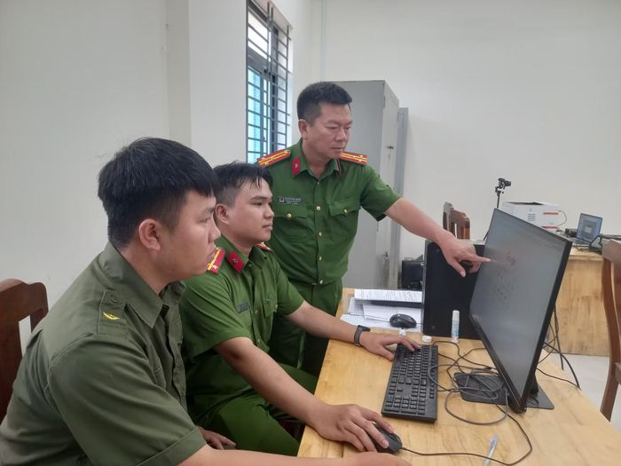 Công an xã Diên Điền tra cứu cơ sở dữ liệu dân cư phục vụ công tác quản lý hành chính về trật tự xã hội ở địa phương. Ảnh: Hữu Toàn.