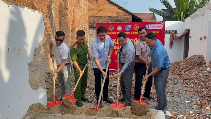 Công an xã cùng Ủy ban MTTQ Việt Nam xã Diên Điền khởi công xây dựng 3 căn nhà "Đại đoàn kết" cho ba gia đình khó khăn ở địa phương.