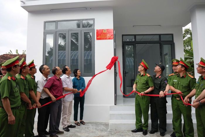 Công an xã Diên Điền cùng Công an tỉnh Khánh Hòa khánh thành, trao tặng nhà cho bà Nguyễn Thị Mỹ Châu trong "Chiến dịch Quang Trung".