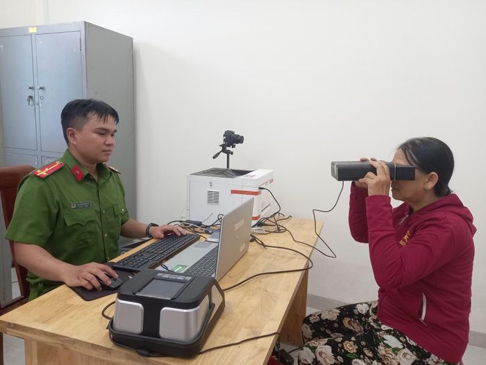 Công an xã Diên Điền thu thập mống mắt người dân làm căn cước. Ảnh: Hữu Toàn.