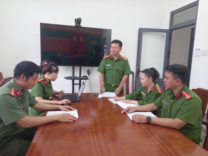 Thượng tá Nguyễn Minh Hoàng, Trưởng Công an xã Diên Điền triển khai nhiệm vụ công tác với một số cán bộ, chiến sĩ trong đơn vị. Ảnh: Hữu Toàn.