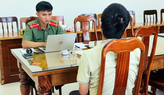 Cán bộ Phòng An ninh CTNB Công an tỉnh Quảng Ngãi làm việc với một đối tượng có thông tin không đúng sự thật, xuyên tạc trên không gian mạng.
