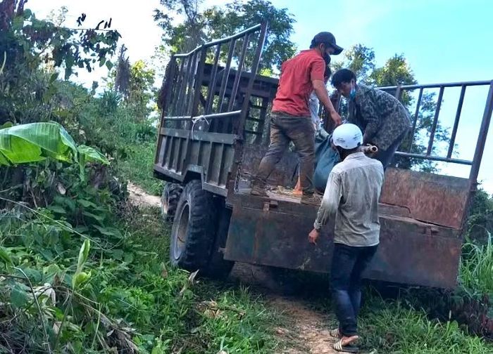 Người dân đưa nạn nhân Tằng A Si về tổ chức mai táng (Ảnh CTV).