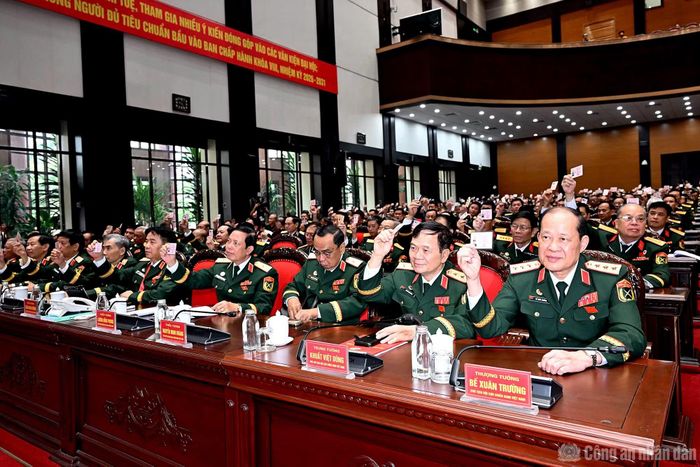 Đại biểu tiến hành biểu quyết tại Đại hội.