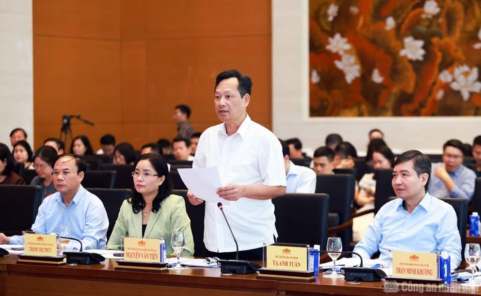 Các đại biểu thảo luận tại hội nghị.