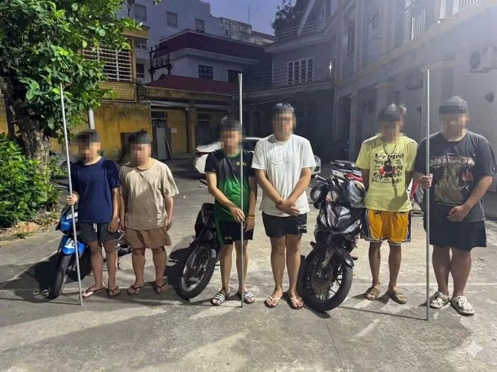 Công an phường Vĩnh Phúc triệu tập thanh thiếu niên vi phạm pháp luật.