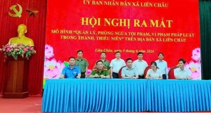  Ký giao ước thi đua thực hiện mô hình “Quản lý, phòng ngừa tội phạm, vi phạm pháp luật trong thanh, thiếu niên” ở xã Liên Châu. 