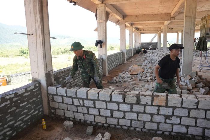  Dự án xây dựng trường phổ thông nội trú liên cấp tại các xã A Lưới nhằm đảm bảo việc dạy và học cho học sinh vùng biên giới. 