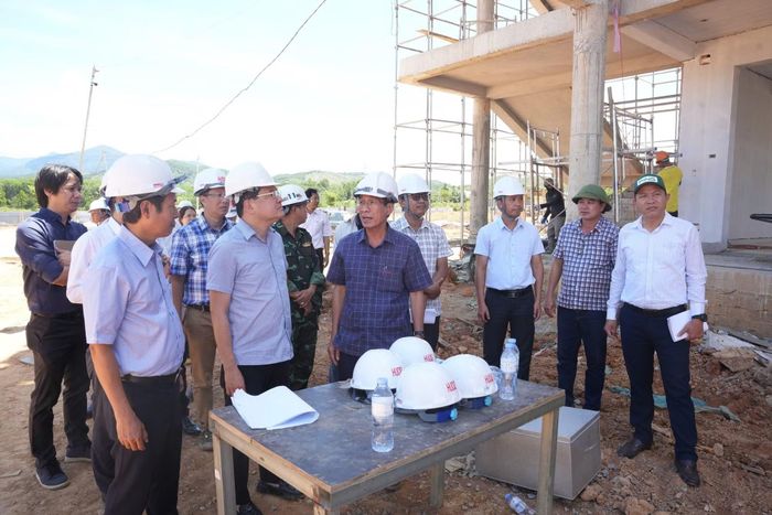 Phó Chủ tịch Thường trực UBND TP Huế Hoàng Hải Minh kiểm tra tại dự án trường phổ thông nội trú liên cấp xã A Lưới 3.