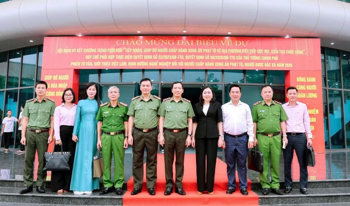 Thứ trưởng Lê Văn Tuyến và đồng chí Đinh Thị Lụa cùng các đại biểu tham dự hội nghị.