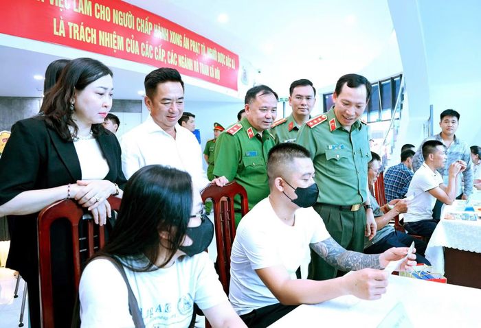 Thứ trưởng Lê Văn Tuyến thăm hỏi, động viên người chấp hành xong án phạt tù tại khu vực tư vấn, giới thiệu việc làm và định hướng nghề nghiệp.