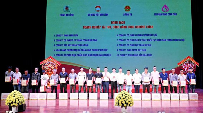 Đại diện các công ty, doanh nghiệp tài trợ trao các phần quà tặng những người chấp hành xong án phạt tù, người được đặc xá có hoàn cảnh khó khăn trên địa bàn tỉnh.