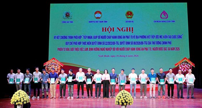 Đại diện Ban Giám đốc Chi nhánh Ngân hàng Chính sách xã hội tỉnh Ninh Bình trao hợp đồng vay vốn đến đại diện người chấp hành xong án phạt tù, người được đặc xá trên địa bàn.