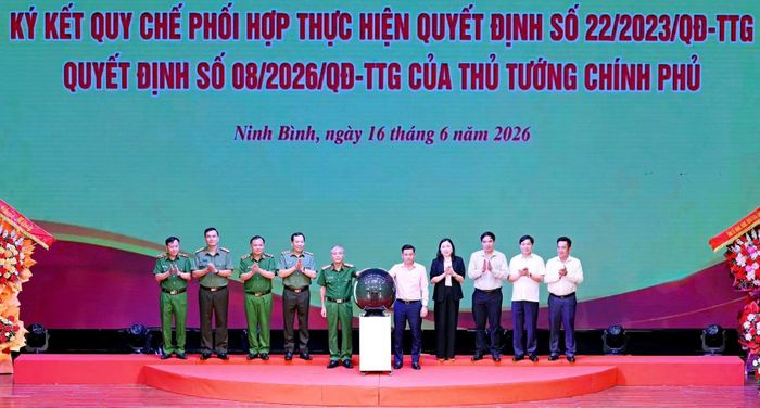 Thứ trưởng Lê Văn Tuyến và đồng chí Đinh Thị Lụa, Phó Bí thư Tỉnh ủy, Chủ tịch Ủy ban Mặt trận Tổ quốc Việt Nam tỉnh cùng các đại biểu chứng kiến chương trình ký kết Quy chế phối hợp giữa Công an tỉnh và Chi nhánh ngân hàng chính sách xã hội tỉnh.