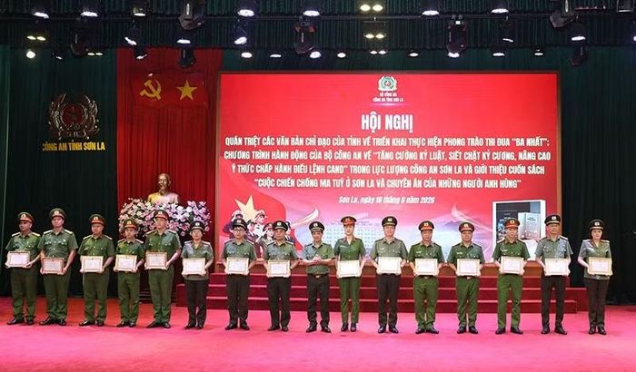 Giám đốc Công an tỉnh Sơn La trao Giấy khen cho 5 tập thể, 12 cá nhân có thành tích xuất sắc trong phong trào thi đua “Ba nhất” do Bộ Công an phát động.