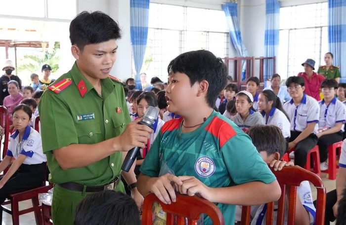 Cán bộ, chiến sĩ tuyên truyền phòng, chống ma túy đến các em học sinh.