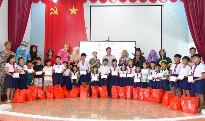 Chương trình đã trao 50 suất học bổng, mỗi suất 500.000 đồng và 120 phần quà tặng các em học sinh.