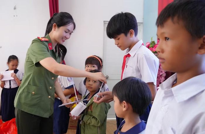 Ban Phụ nữ Công an tỉnh Đồng Tháp trao quà tặng các em học sinh.