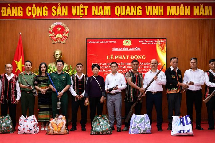 Bà con vùng biên giới Lâm Đồng giao nộp vũ khí và được lực lượng chức năng tặng quà.