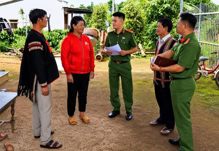 Lực lượng Công an tới từng gia đình tuyên truyền về việc thu gom vũ khí, vật liệu nổ.