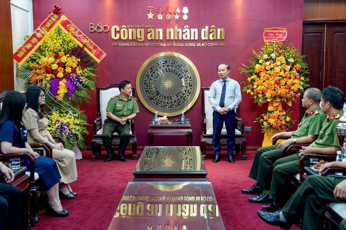 Đồng chí Phạm Tất Thắng, Phó Trưởng ban Thường trực Ban Tuyên giáo và Dân vận Trung ương phát biểu khi đến thăm, chúc mừng Báo CAND nhân kỷ niệm 101 năm Ngày Báo chí Cách mạng Việt Nam.