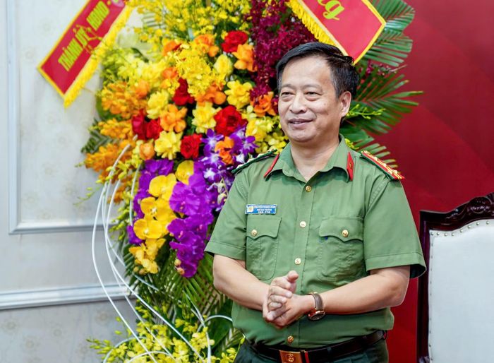 Đại tá Nguyễn Thanh Bình, Tổng Biên tập Báo CAND giới thiệu khái quát về tình hình hoạt động của Báo CAND hiện nay với đoàn công tác.