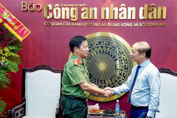 Đại tá Nguyễn Thanh Bình, Tổng Biên tập Báo CAND trân trọng cảm ơn tình cảm, sự quan tâm của Ban Tuyên giáo và Dân vận Trung ương đối với Báo.