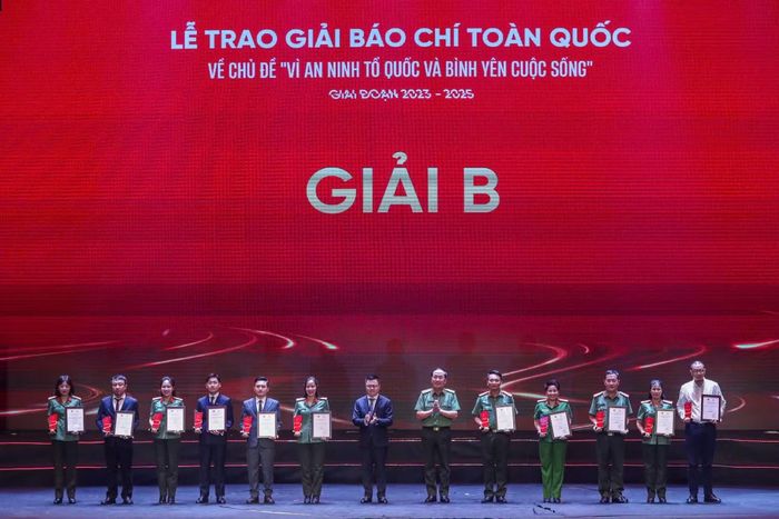 Các tác giả, nhóm tác giả nhận Giải B Giải báo chí "Vì an ninh Tổ quốc và bình yên cuộc sống" giai đoạn 2023 - 2025.