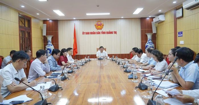 Đồng chí Lê Hồng Vinh, Chủ tịch UBND tỉnh Quảng Trị chủ trì cuộc họp với lãnh đạo các sở, ngành, địa phương ở Quảng Trị để bàn phương án tháo gỡ những khó khăn cho các dự án năng lượng trên địa bàn.