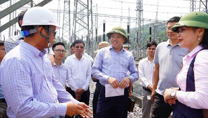 Đồng chí Lê Đức Tiến - Phó Chủ tịch UBND tỉnh Quảng Trị kiểm tra các điểm đấu nối của dự án năng lượng ở Quảng Trị.
