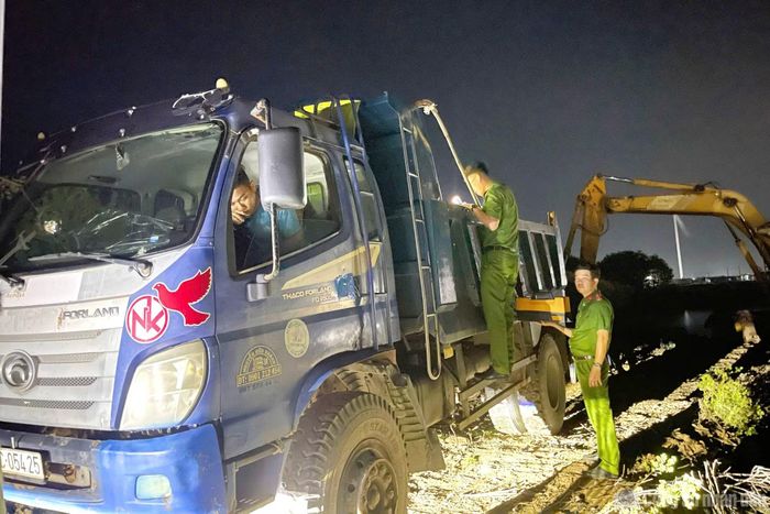 Phòng CSKT bắt quả tang các đối tượng khai thác đất mặt trái phép tại xã Vĩnh Hậu.