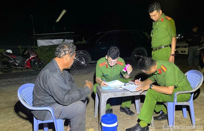 Các đối tượng lợi dụng đêm tối để khai thác đất trái phép.