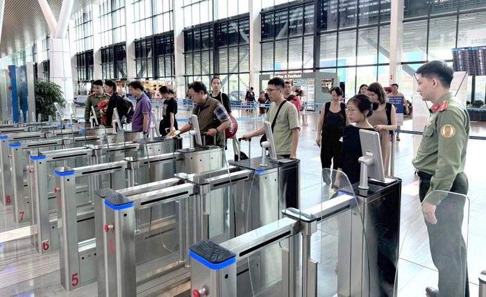 Công an cửa khẩu cảng hàng không Tân Sơn Nhất hướng dẫn người dân làm thủ tục xuất nhập cảnh.