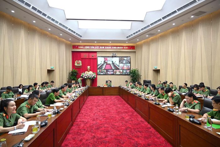 Thứ trưởng Lê Quốc Hùng và các đại biểu dự buổi làm việc tại điểm cầu Bộ Công an.