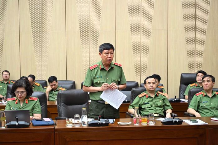 Đại diện các cục, đơn vị trực thuộc Bộ và lãnh đạo các học viện, trường CAND phát biểu tại buổi làm việc.