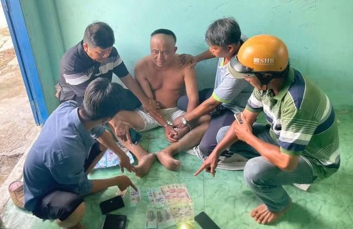 Tên Nhạc thời điểm bị khống chế.
