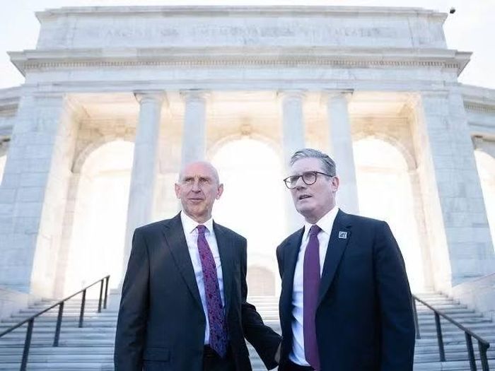 Cựu Bộ trưởng Quốc phòng John Healey (trái) là một đồng minh thân thiết của Thủ tướng Keir Starmer (phải)