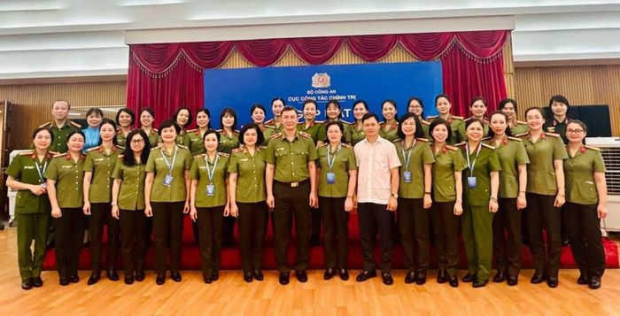 Thiếu tướng Phạm Kim Đĩnh, Cục trưởng Cục Công tác chính trị chụp ảnh lưu niệm cùng các đại biểu phụ nữ Công an dự Đại hội đại biểu phụ nữ toàn quốc lần thứ XIV nhiệm kỳ 2026 - 2031.