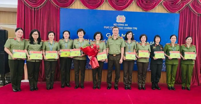 Thiếu tướng Phạm Kim Đĩnh tặng quà cho các đại biểu dự đại hội.