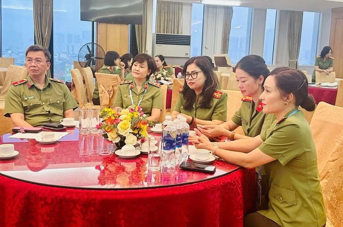 Thiếu tướng Phạm Kim Đĩnh cùng các đại biểu phụ nữ Công an nghe báo cáo tóm tắt hoạt động của phụ nữ Bộ Công an, đoàn đại biểu Phụ nữ Công an tham đại hội.