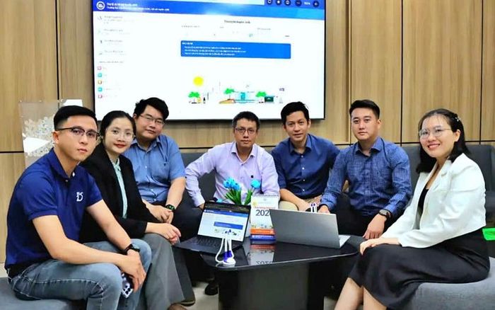 Nhóm phát triển dự án "Trợ lý AI Tuyển sinh UEL".