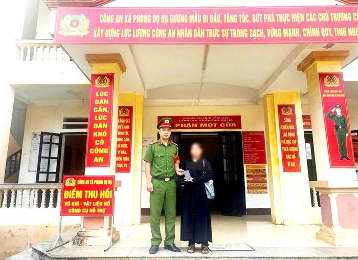 Công an xã Phong Dụ Thượng (Lào Cai) kịp thời ngăn chặn vụ lừa đảo giả danh shipper, giúp 1 phụ nữ không bị mất 33 triệu đồng. Ảnh: Quỳnh Trang
