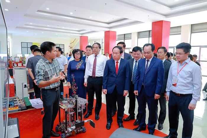 Phó Thủ tướng Chính phủ Lê Tiến Châu và các đại biểu tham quan không gian trưng bày trong khuôn khổ chương trình Lễ công bố