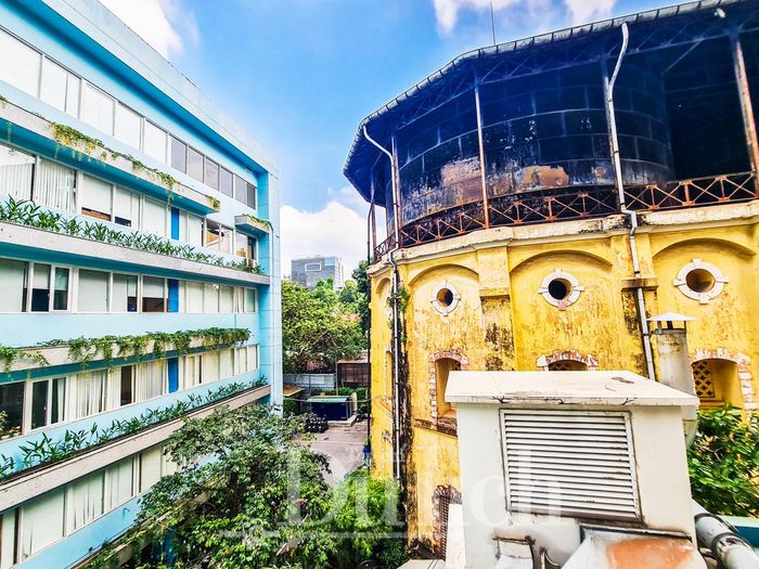Hệ thống cửa chính, cửa sổ cùng hai mươi lỗ thông gió hoa văn, tầng trệt đặt máy bơm, nền móng đá hoa cương bền chắc, tất cả vẫn được bảo tồn nguyên vẹn đến tận ngày nay.
