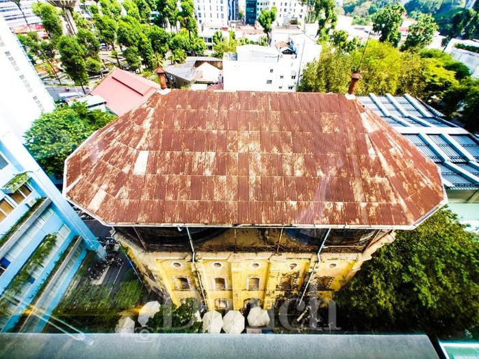 Di tích Thủy đài được thiết kế theo hình oval độc đáo, có chiều cao khoảng hai mươi lăm mét, so vai cùng các tòa nhà cao tầng giữa phố.